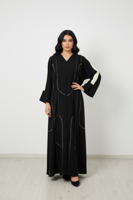 عباي بلون اسود مع ستراس