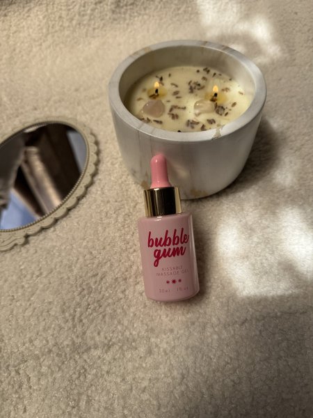 جل مساج فرموني قابل للتتذوق بنكهة العلكة (Bubblegum) / نعومي