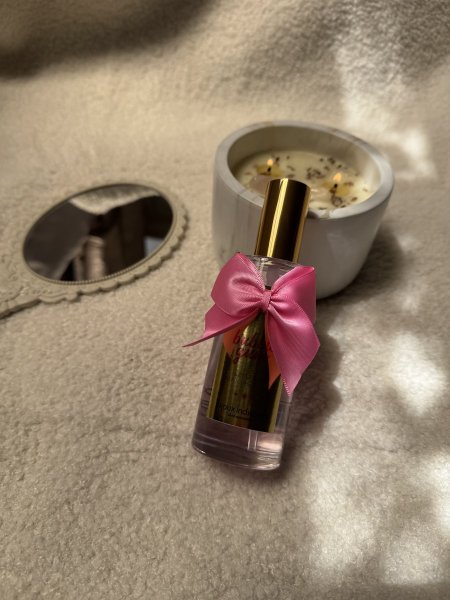 زيت مساج فرموني قابل للتذوق بنكهة العلكة (Bubblegum) / نعومي